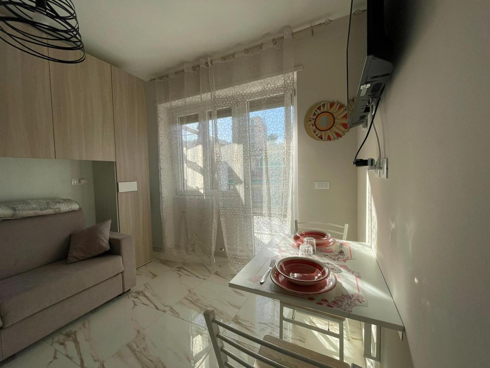Wh - Un Posto Al Sole - Attico Monolocale Con Parcheggio Gratuito - 5 Minuti Dal Centro - Wifi Daire Sanremo Dış mekan fotoğraf